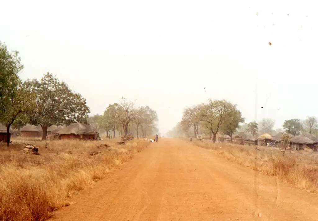 dorpje langs de grind weg